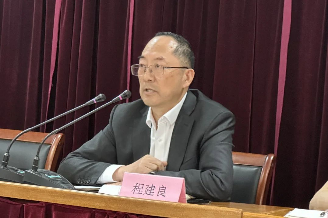 Changshu Poliester održao je sastanak za razbojnike, inženjerske i tehničko osoblje na srednjem nivou i marketinškog osoblja